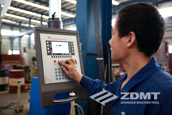 中德机床携手意大利ESA成功研制新型电液同步数控折弯机2