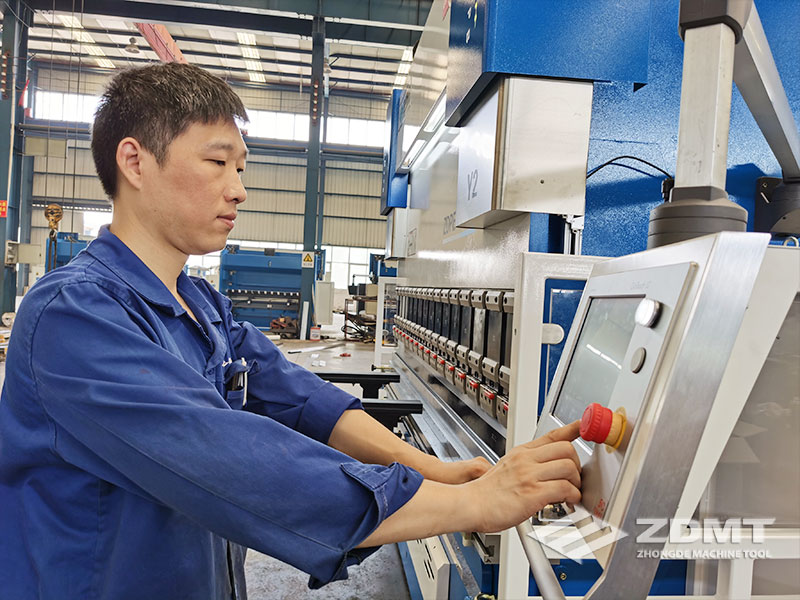 江南体育官方下载生产车间-数控折弯机调试中